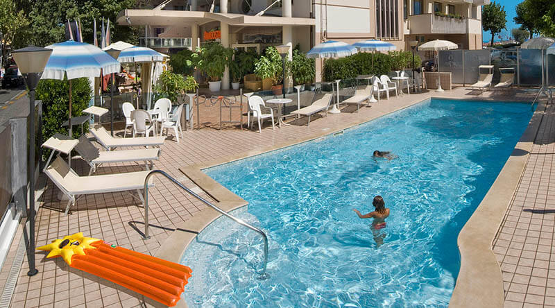 Piscine de l'hôtel Aragosta Rimini